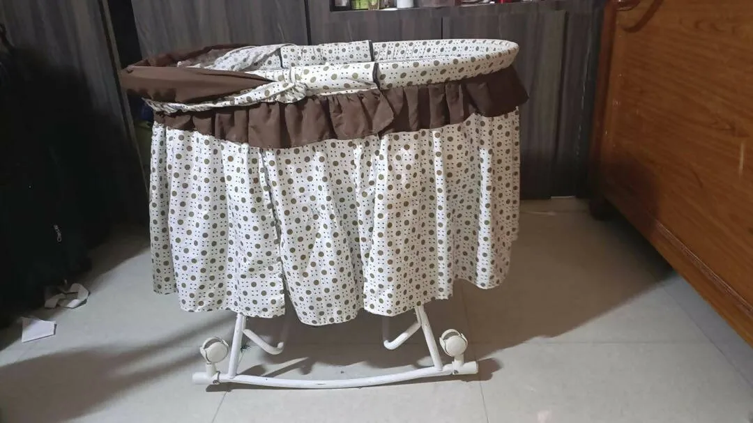 Baby Bassinet With Rocking Function And Mosquito Net - Brown