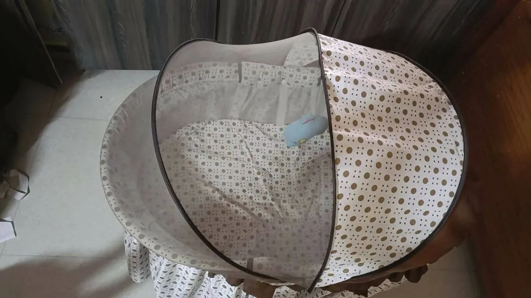 Baby Bassinet With Rocking Function And Mosquito Net - Brown