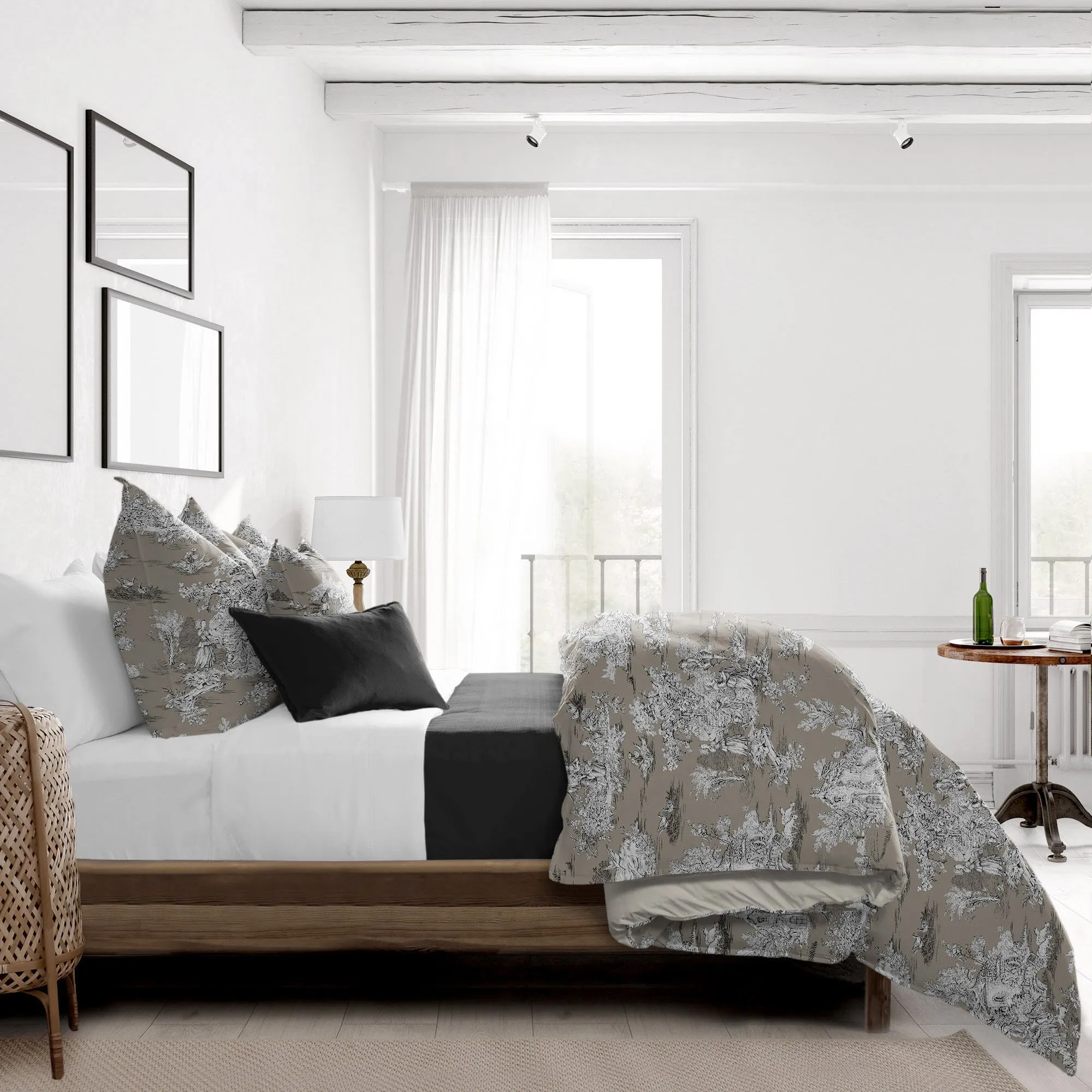 Chateau Taupe/Black Bedding