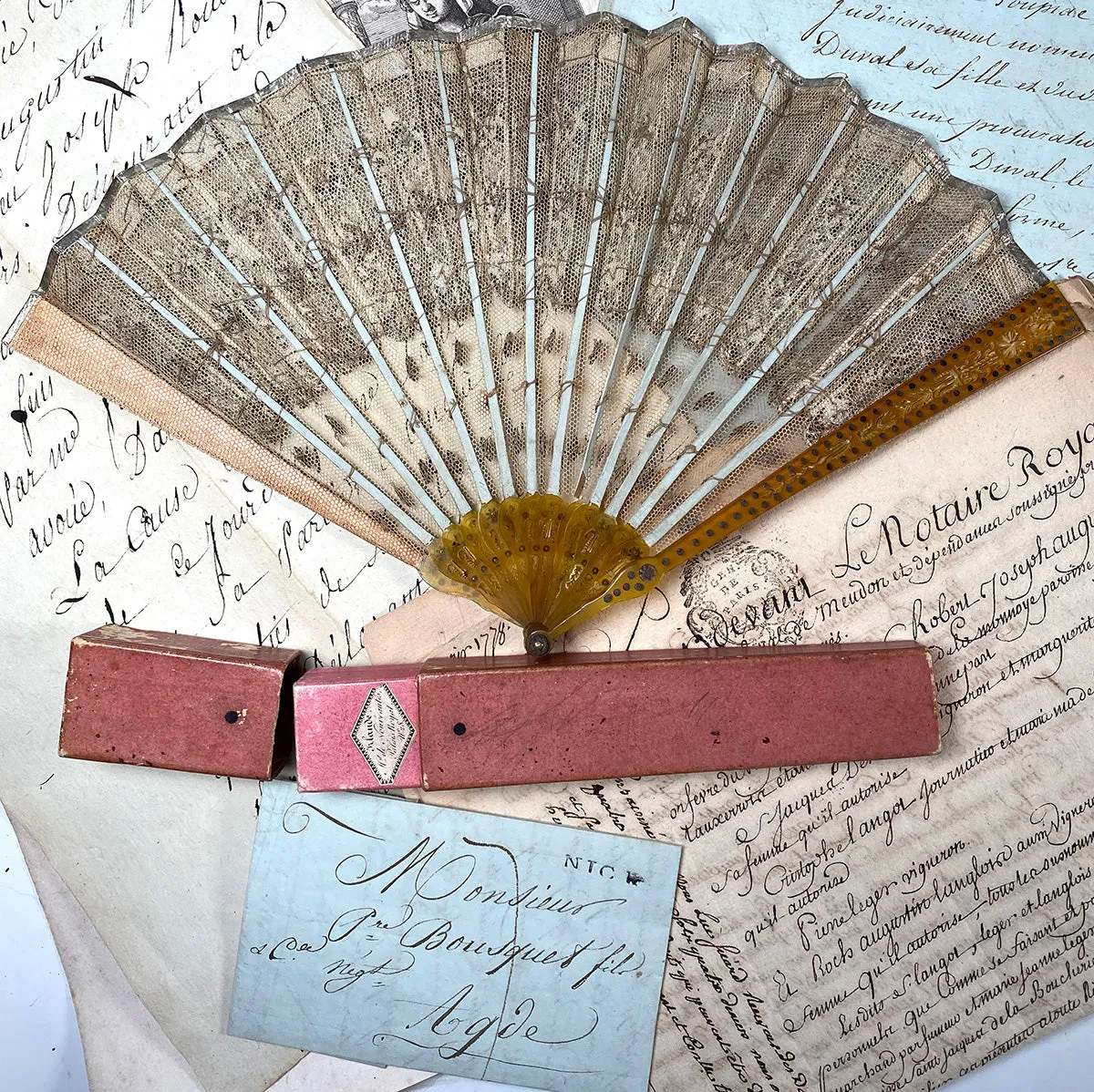 Fine Antique c.1820s French Irlande, Palais Royal Hand Fan, 16.5 cm Eventail, Horn and Tulle Embroidery and Sequins