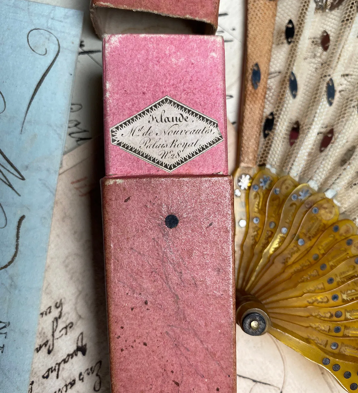 Fine Antique c.1820s French Irlande, Palais Royal Hand Fan, 16.5 cm Eventail, Horn and Tulle Embroidery and Sequins