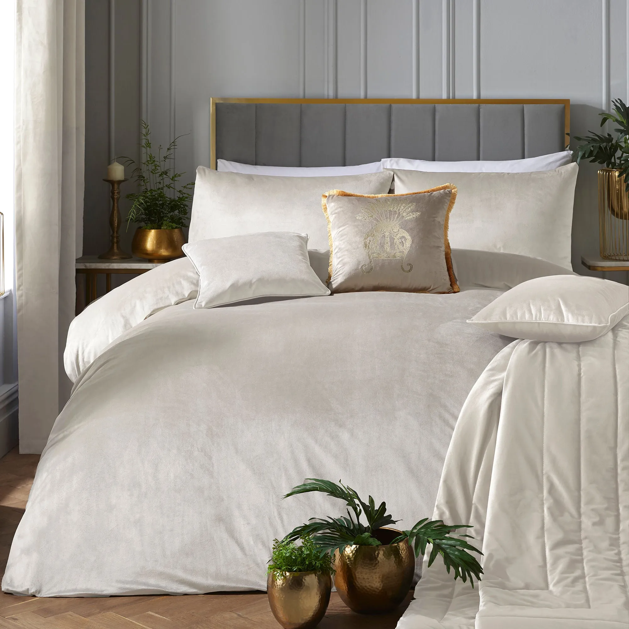 Montrose Duvet Cover Set by Laurence Llewelyn-Bowen in Ivory